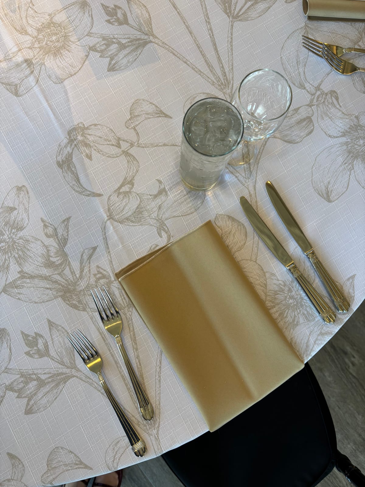 Hampton Botanical Dune at a Windy City Linen event